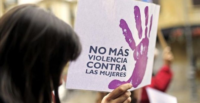 Una mujer porta una pancarta en contra de la violencia machista | EFE