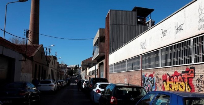 Vista de la nau industrial abandonada al barri de Can Feu de Sabadell (Vallès Occidental), on es va cometre la violació denunciada per una jove de 18 anys. EFE/Susanna Sáez