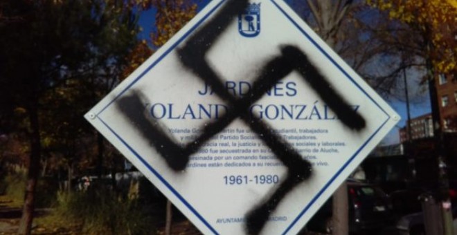 La placa que recuerda a Yolanda González en el barrio de Aluche (Madrid) ha sufrido hasta cuatro ataques en los tres meses y medio que lleva en pie.