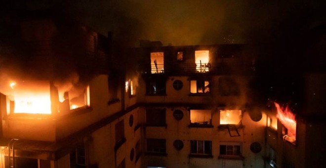 El edificio de París envuelto en llamas en el que han muerto ocho personas. (REUTERS)