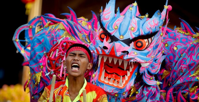 Varias personas participan en una danza con motivo del Nuevo Año Lunar en el barrio chino de Bangkok (Tailandia) | EFE/Diego Azubel