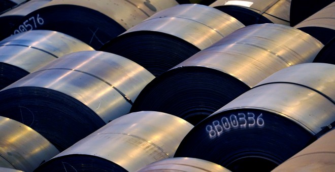 Rollos de acero alineados en la planta de ArcelorMittal en Sestao. REUTERS / Vincent West