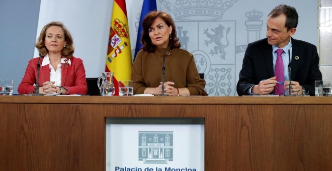 La vicepresidenta del Govern, Carmen Calvo, flanquejada pel ministre de Ciència, Innovació i Universitats, Pedro Duque, i la d'Economia, Nadia Calviño, a la roda de premsa posterior a la reunió del Consell de Ministres al Palau de la Moncloa. EFE/Chema Mo