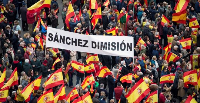 sánchez dimisión, pancarta, manifestación, Colón