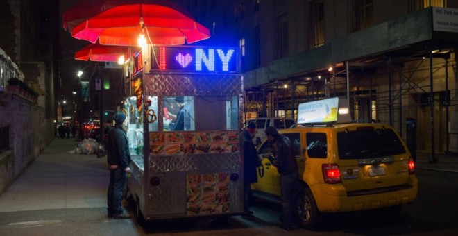 Un taxi frente a un puesto de comida en la ciudad de Nueva York.  MARTIM PASSOS
