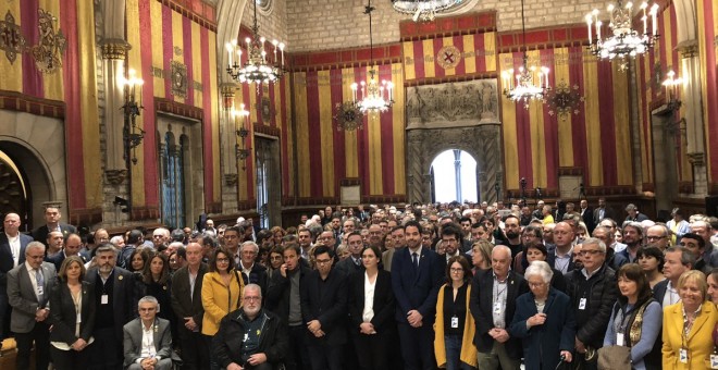Foto final amb tots els alcaldes i alcaldesses que han assistit a l'acte en defensa d'un judici just. Associació Catalana de Municipis