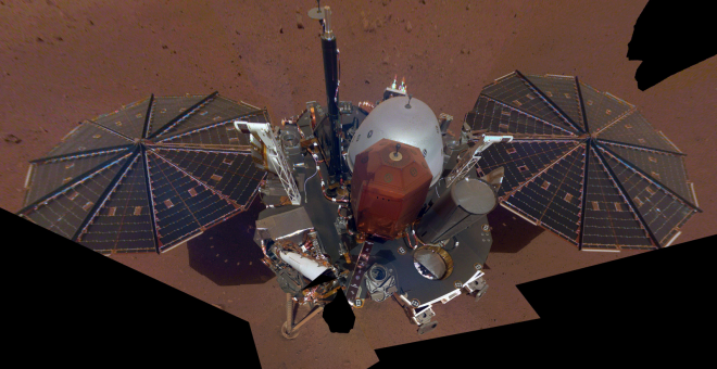 El sismómetro y su cubierta, tal como llegaron a Marte, se observan en este  autorretrato del módulo de aterrizaje Insight./JPL/NASA