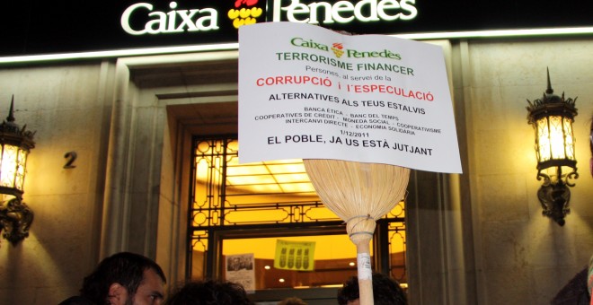 Protesta de treballadors de l'antiga Caixa Penedès.