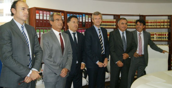 Florentino Delgado, fiscal jefe de Ourense, a la izquierda, durante una reunión con otros cargos de la Fiscalía. / XUNTA DE GALICIA