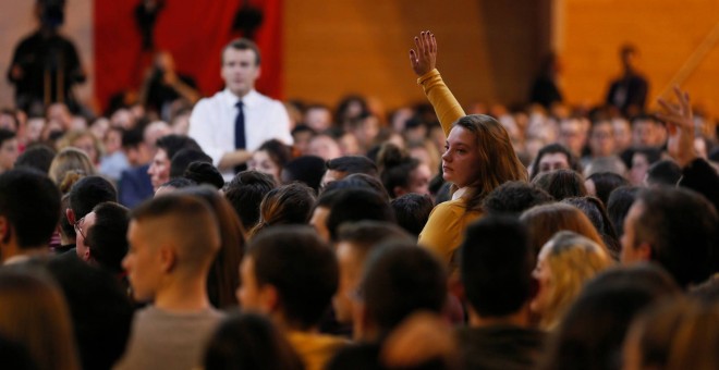 Emmanuel Macron en un encuentro con jóvenes el pasado día jueves. / Reuters