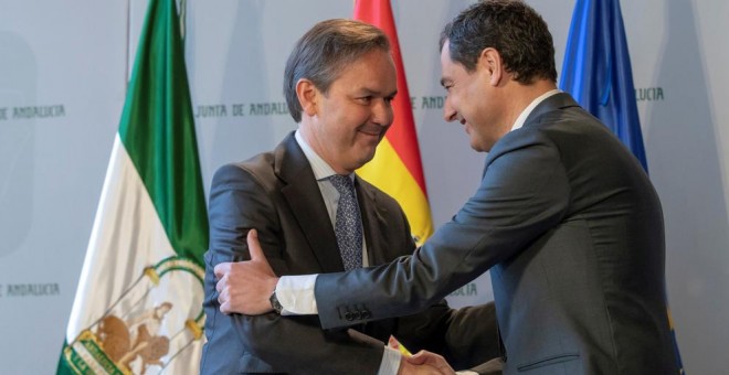 Alberto García Valera durante el acto de toma posesión como consejero de Hacienda, con el presidente de la Junta de Andalucía, Juanma Moreno. EFE/Julio Muñoz