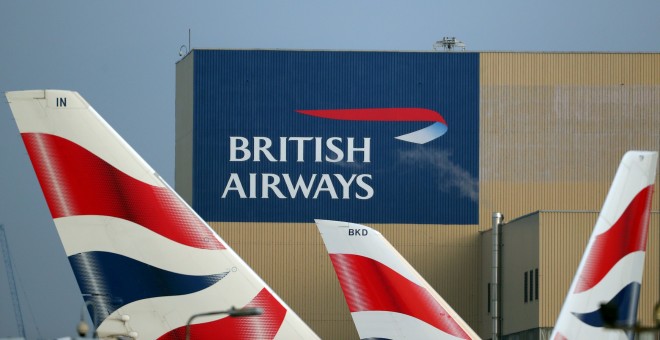 Los logos de British Airways en las colas de los aviones de la aerolínea en el aeropuerto londinense de Heathrow. REUTERS/Hannah McKay