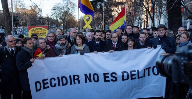 El presidente de la Generalitat, Quim Torra (4d), y el presidente del Parlament, Roger Torrent (5i), tras una pancarta con el lema 'Decidir no es delito', a su llegada al Tribunal Supremo. / EFE
