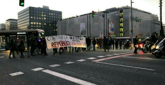 Tall de l'Avinguda Diagonal coincidint amb l'inici del judici al Procés. CDR