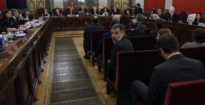 Jordi Cuixart (c), presidente de Òmnium Cultural y uno de los doce líderes independentistas acusados por el 'procés'. / EFE