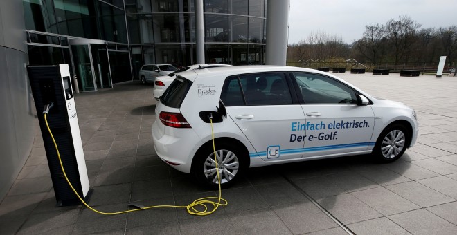 Un automóvil eléctrico e-Golf cargando en la fábrica de Volkswagen en Dresde. REUTERS / Fabrizio Bensch