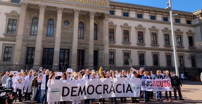 Concentració de treballadors i treballadores a l'Hospital Clínic de Barcelona en solidaritat als líders independentistes que aquest dimarts s'enfronten per primer cop al judici de l'1 d'octubre al Tribunal Suprem. @mdelasm