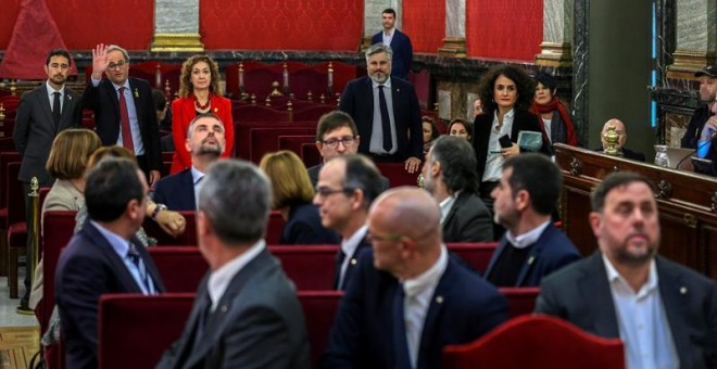 El presidente de la Generalitat, Quim Torra (fondo-2i), saluda a los doce líderes independentistas acusados por el proceso soberanista catalán que derivó en la celebración del 1-O y la declaración unilateral de independencia de Cataluña (DUI), en el banqu