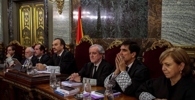 El presidente del tribunal y ponente de la sentencia, Manuel Marchena, junto a los magistrados, Andrés Palomo, Luciano Varela, Andrés Martínez Arrieta, y Juan Ramón Berdugo, Antonio del Moral  y Ana./EFE