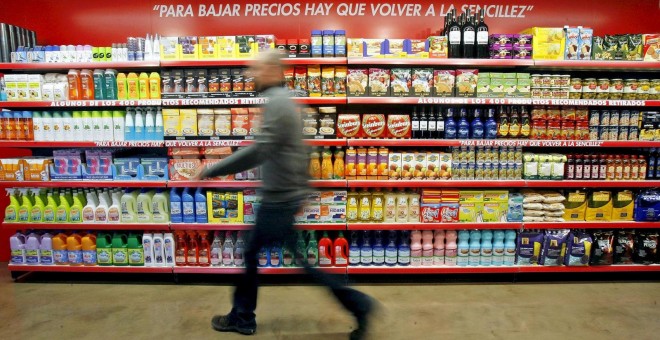 Un hombre camina por un pasillo de un supermercado de Mercadona. EFE/Manuel Bruque