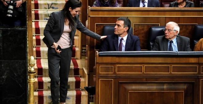 La portavoz de Unidos Podemos, Irene Montero, conversa con el presidente del Gobierno, Pedro Sánchez durante el debate de totalidad de los presupuestos este martes en el pleno del Congreso