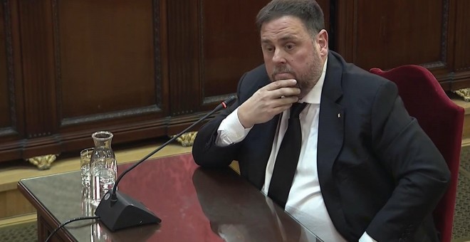 Imagen tomada de la señal institucional del Tribunal Supremo de la declaración del exvicepresidente de la Generalitat y principal acusado, Oriol Junqueras, durante la tercera jornada del juicio del 'procés' en la Sala de Plenos del Tribunal Supremo. / EFE