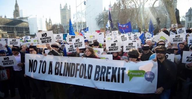 Activistas en contra de la salida del Reino Unido de la UE muestran pancartas con el mensaje 'No Blindfold Brexit' ('No un brexito con los ojos vendados') a las afueras del Parlamento británico, en Londres. EFE/ Facundo Arrizabalaga