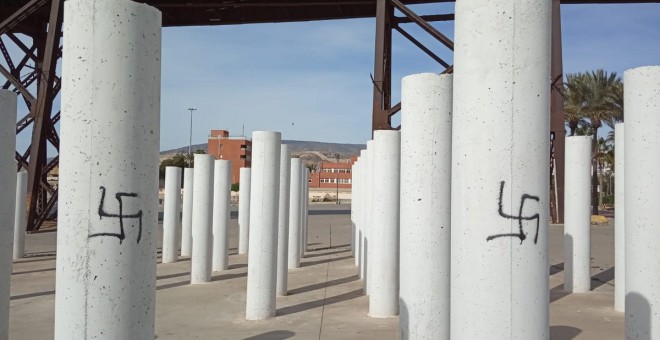 Foto del monumento a las víctimas del holocausto en Almería. Twitter.