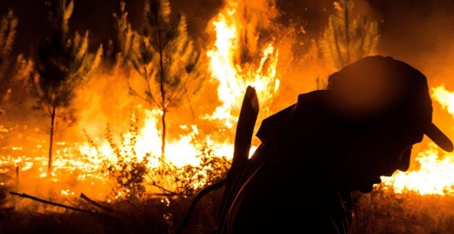 Bomberos trabajan para extinguir un incendio en la madrugada de este viernes, en la comuna de Nacimiento, en la región del Bíobio (Chile). Un total de 31 incendios forestales se mantienen activos en diversas regiones del centro y sur de Chile este viernes
