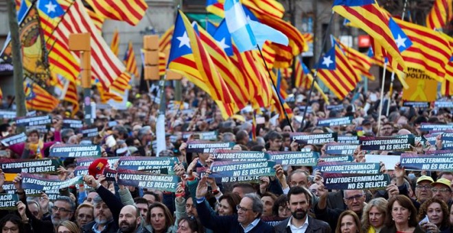 Centenars de milers de persones han omplert Barcelona aquest 16 de febrer contra el judici al Procés. EFE / ALEJANDRO GARCÍA