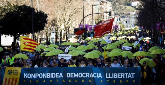 Milers de persones s'han manifestat a Sant Sebastià en suport als dirigents catalans encausats i en contra del judici al Procés. EFE/Javier Etxezarreta