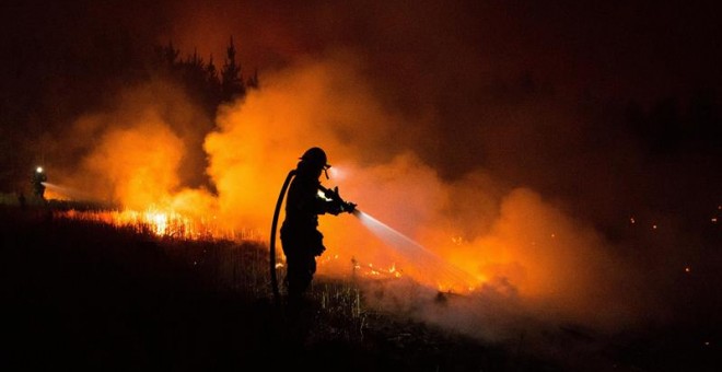 Bomberos trabajan para extinguir un incendio en Bíobio (Chile). / EFE