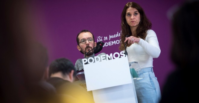 La portavoz de la ejecutiva de Podemos ,Noelia Vera, junto al el secretario de Organización del partido, Pablo Echenique, durante la rueda de prensa tras el Consejo de Coordinación de la formación morada. EFE/Luca Piergiovanni