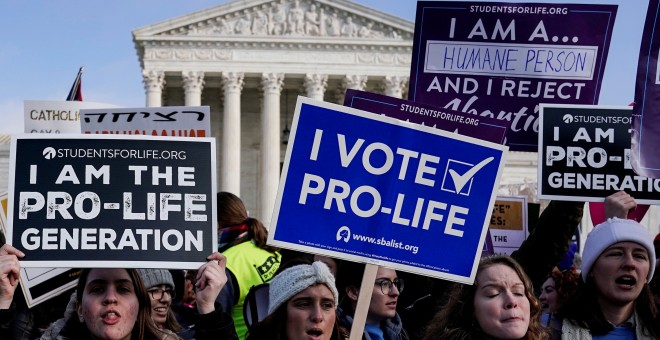 Los manifestantes en contra del aborto se reúnen en la Corte Suprema en Washington. / Reuters
