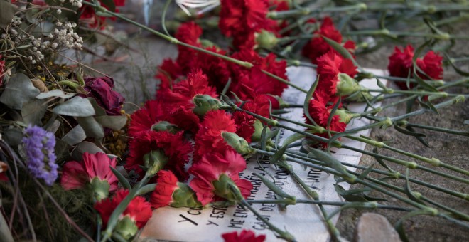 Un puñado de rosas cubren la lápida de Antonio Machado en el camposanto de Collioure.- ASIS AYERBE