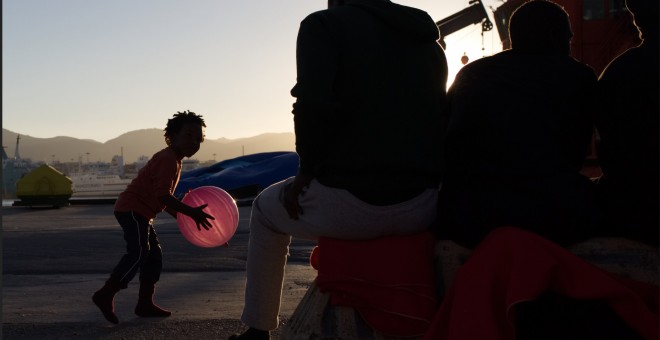 Una niña migrante juega en el puerto de Algeciras, donde pasó varios días recluida junto a cientos de migrantes llegados en patera el pasado julio. JAIRO VARGAS