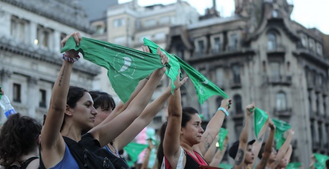 Concentración por el aniversario del primer 'pañuelazo' a favor de la legalización del aborto, en Buenos Aires (Argentina). EFE/Marina Guillén