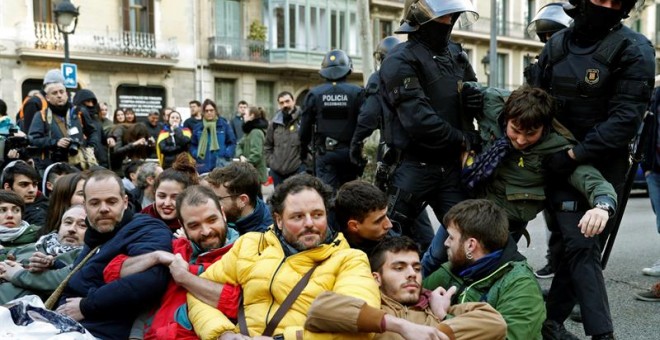 Mossos d'Esquadra han desallotjat diversos vaguistes que feien un tall al tràfic de la Gran Via de Barcelona durant la jornada de la vaga general convocada en el marc de les protestes contra el judici del 'procés' que se celebra aquests ies al Tribunal. E