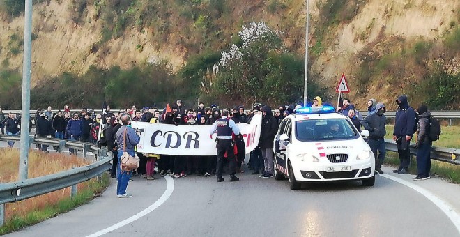Mossos d'Esquadra amb manifestants del CDR a Terrassa el 21-F. ANDER ZURIMENDI.