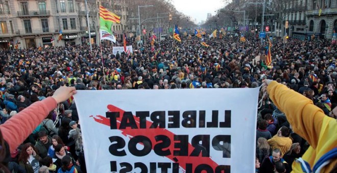 21/02/2019.- Miles de personas abarrotan la Diagonal de Barcelona este jueves en la manifestación unitaria de la jornada de huelga general en Cataluña convocada por el sindicato independentista Intersindical-CSC en protesta por el juicio del 'procés' que