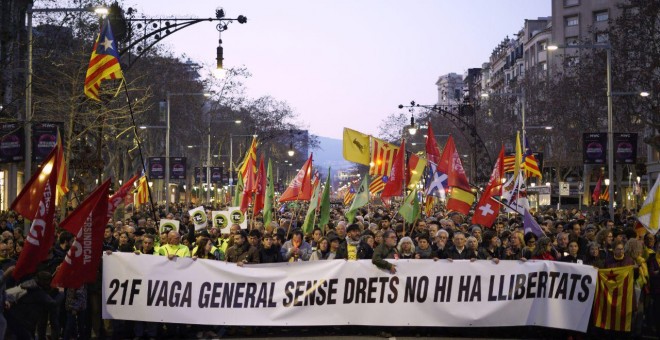 La manifestació que s'ha fet a la tarda a Barcelona per culminar la vaga general del 21-F. JOEL KASHILA