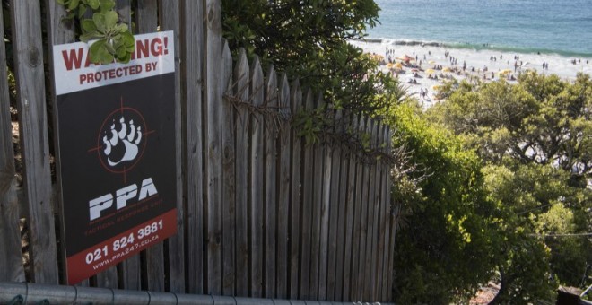 Un cartel de la empresa de seguridad que ordenó el desalojo de la playa de Clifton. - AFP