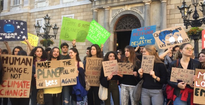 Joves protesten davant la seu de la Generalitat en contra del canvi climàtic. Irene Benedicto
