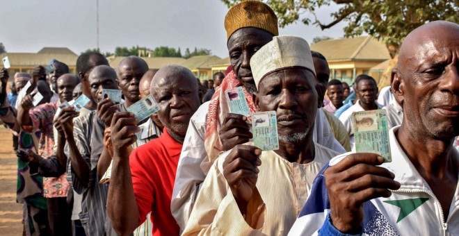 Un grupo de nigerianos hacen cola para votar.- EFE