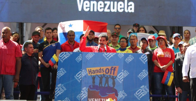 El presidente de Venezuela, Nicolás Maduro, habla este sábado ante miles de simpatizantes, en Caracas.- EFE