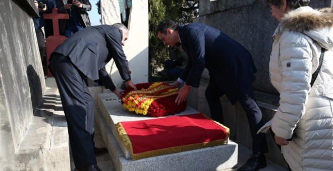 Pedro Sánchez colocando una ofrenda floral sobre la tumba de Azaña. EP