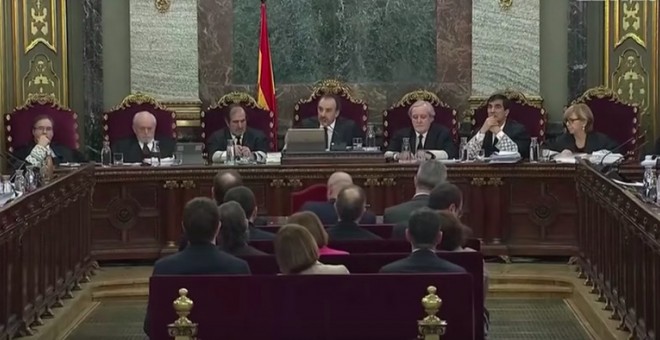 Una imagen de la sala del Supremos donde se celebra el juicio al procés.  SEÑAL DE TELEVISIÓN DEL T. S.