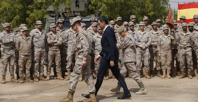 El presidente del Gobierno con la guarnición militar enviada a Mali. EFE
