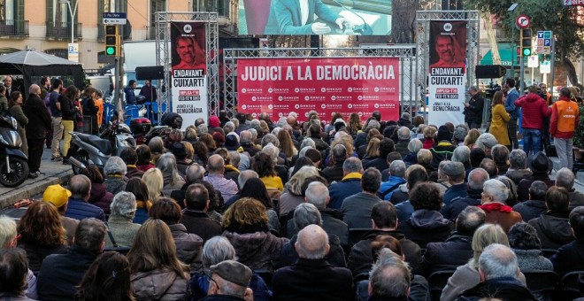 Centenars de persones han seguit la declaració de Jordi Cuixart al costat de la seu d'Òmnium. ÒMNIUM CULTURAL