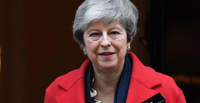 La primera ministra británica, Theresa May, abandona el número 10 de Downing Street en Londres. (ANDY RAIN | EFE)